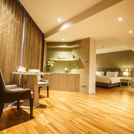 New Season Square Hotel Hatjaj Kültér fotó