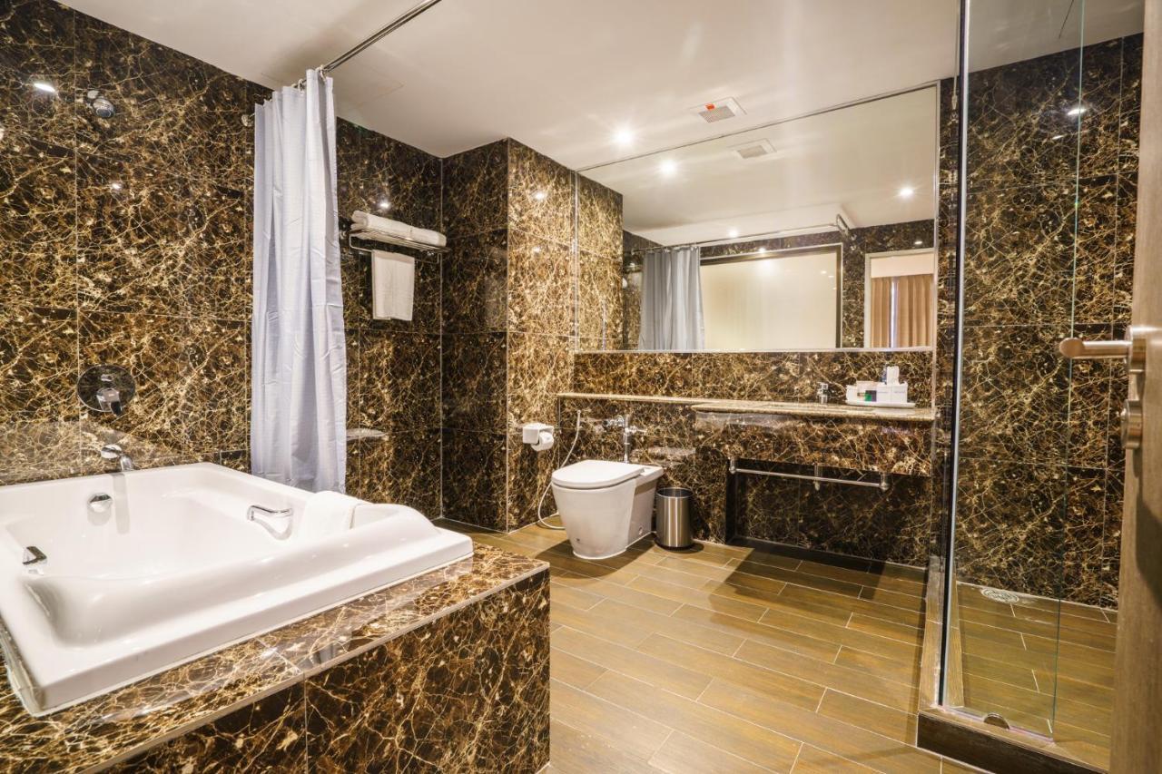 New Season Square Hotel Hatjaj Kültér fotó