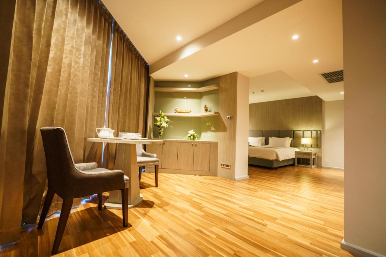 New Season Square Hotel Hatjaj Kültér fotó