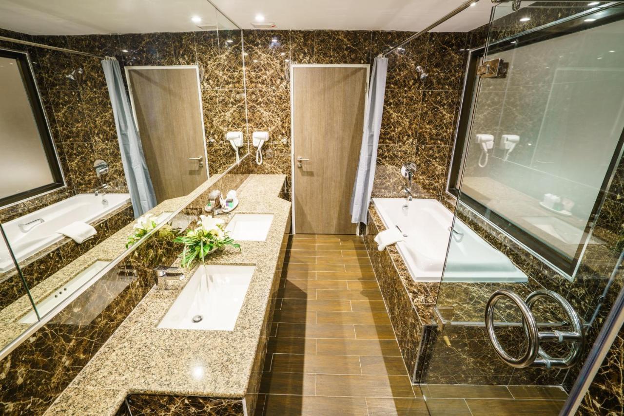New Season Square Hotel Hatjaj Kültér fotó
