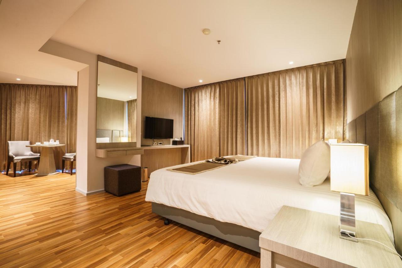 New Season Square Hotel Hatjaj Kültér fotó