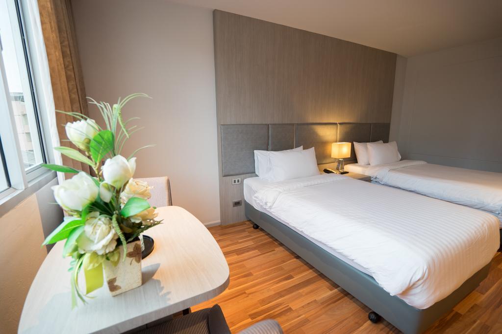 New Season Square Hotel Hatjaj Kültér fotó