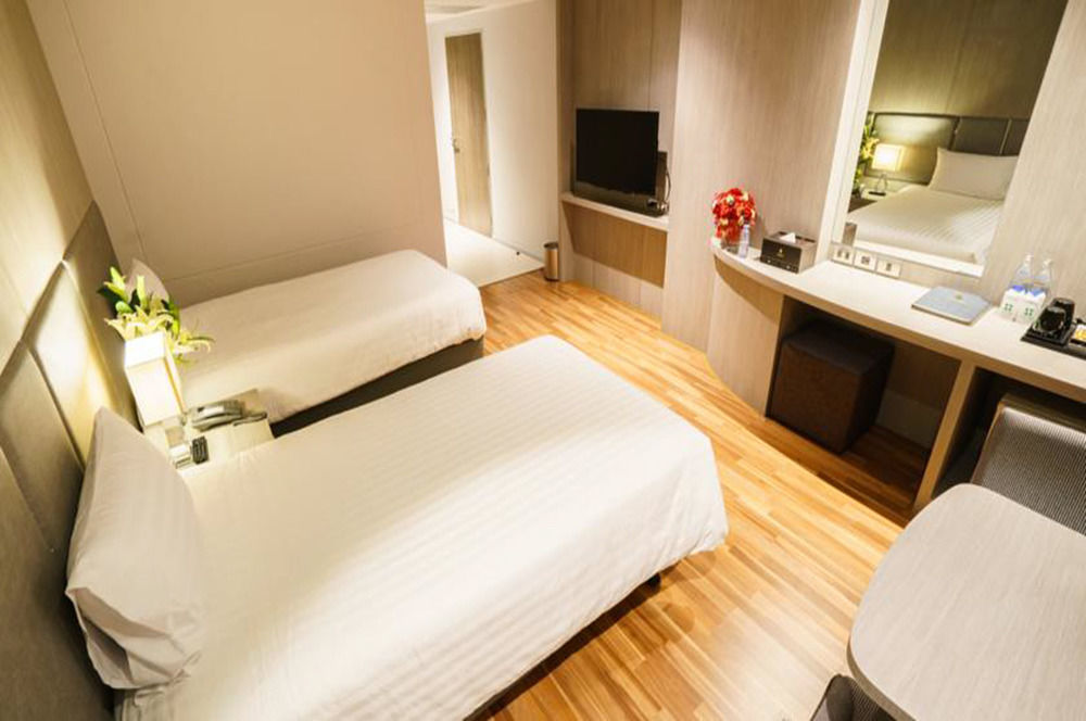 New Season Square Hotel Hatjaj Kültér fotó