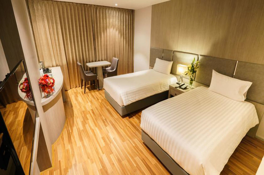 New Season Square Hotel Hatjaj Kültér fotó