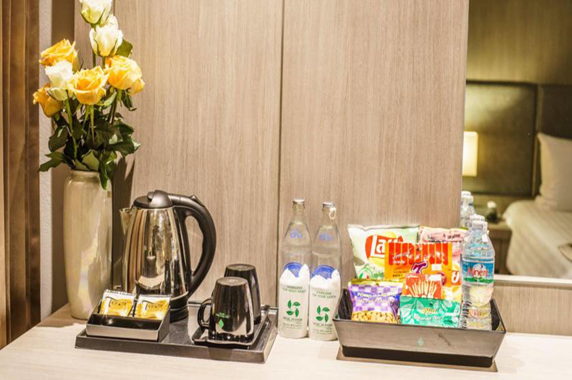 New Season Square Hotel Hatjaj Kültér fotó