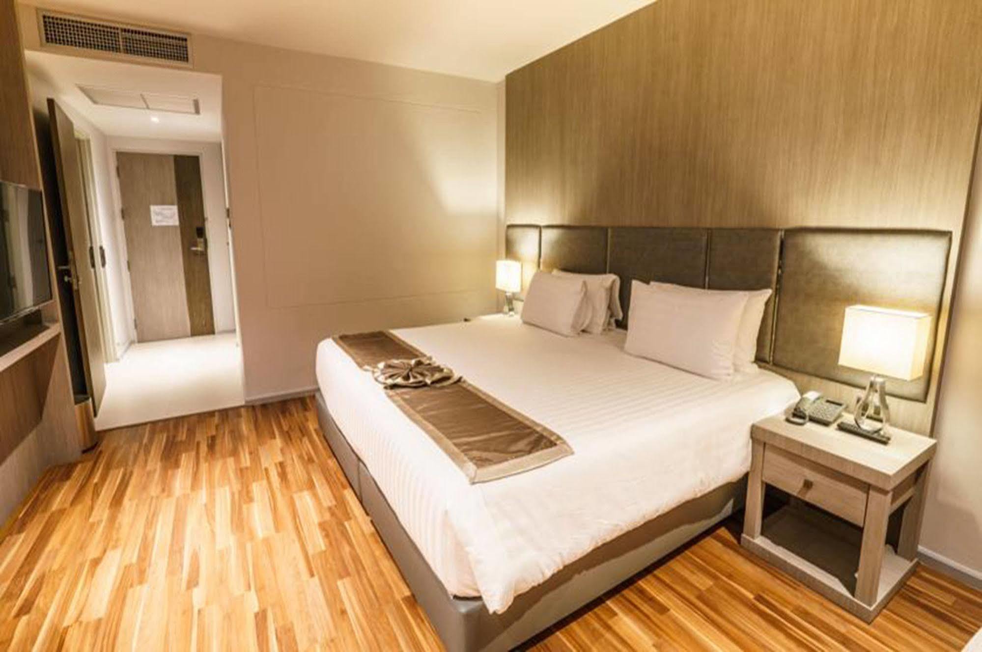 New Season Square Hotel Hatjaj Kültér fotó