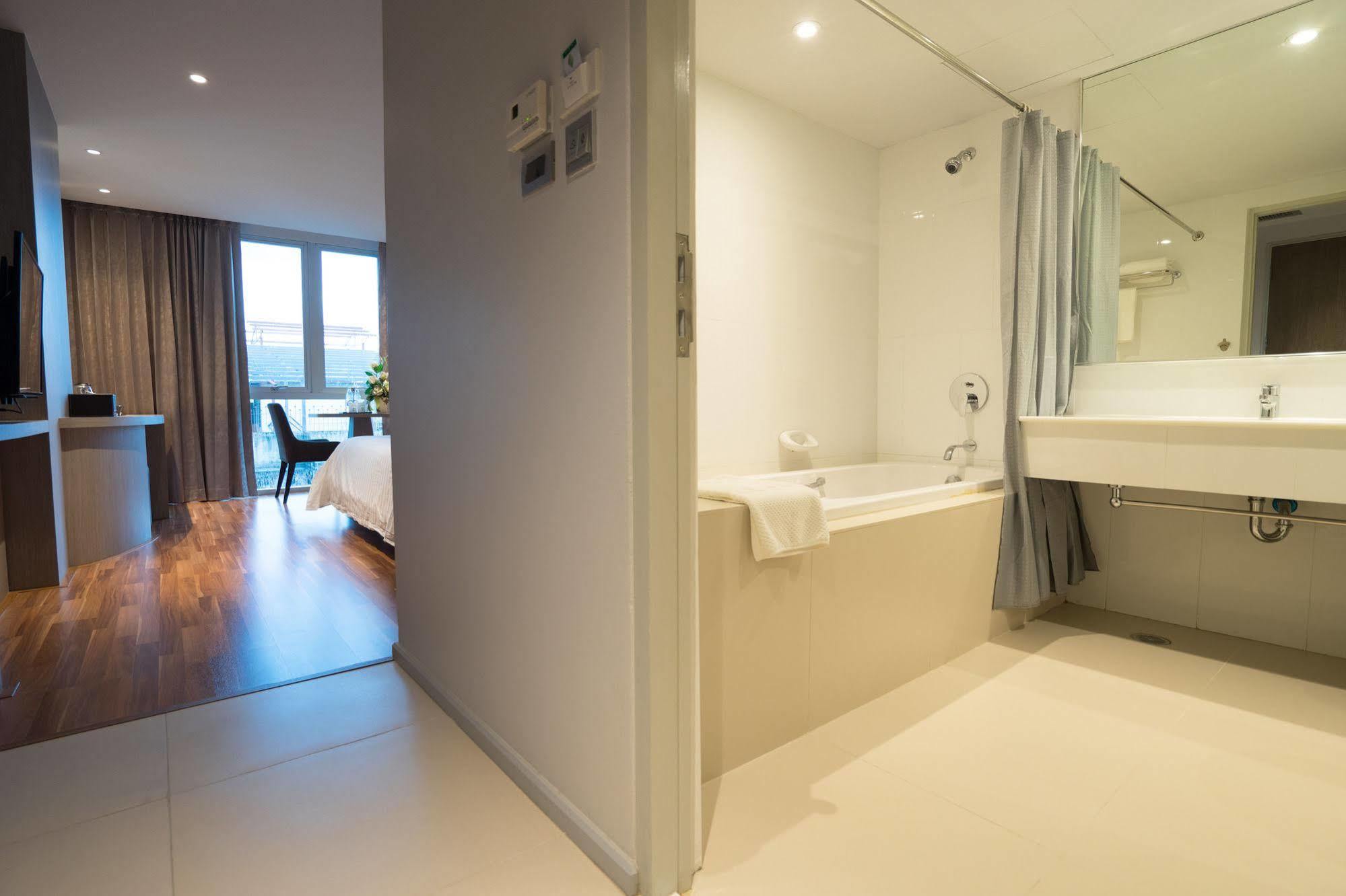 New Season Square Hotel Hatjaj Kültér fotó