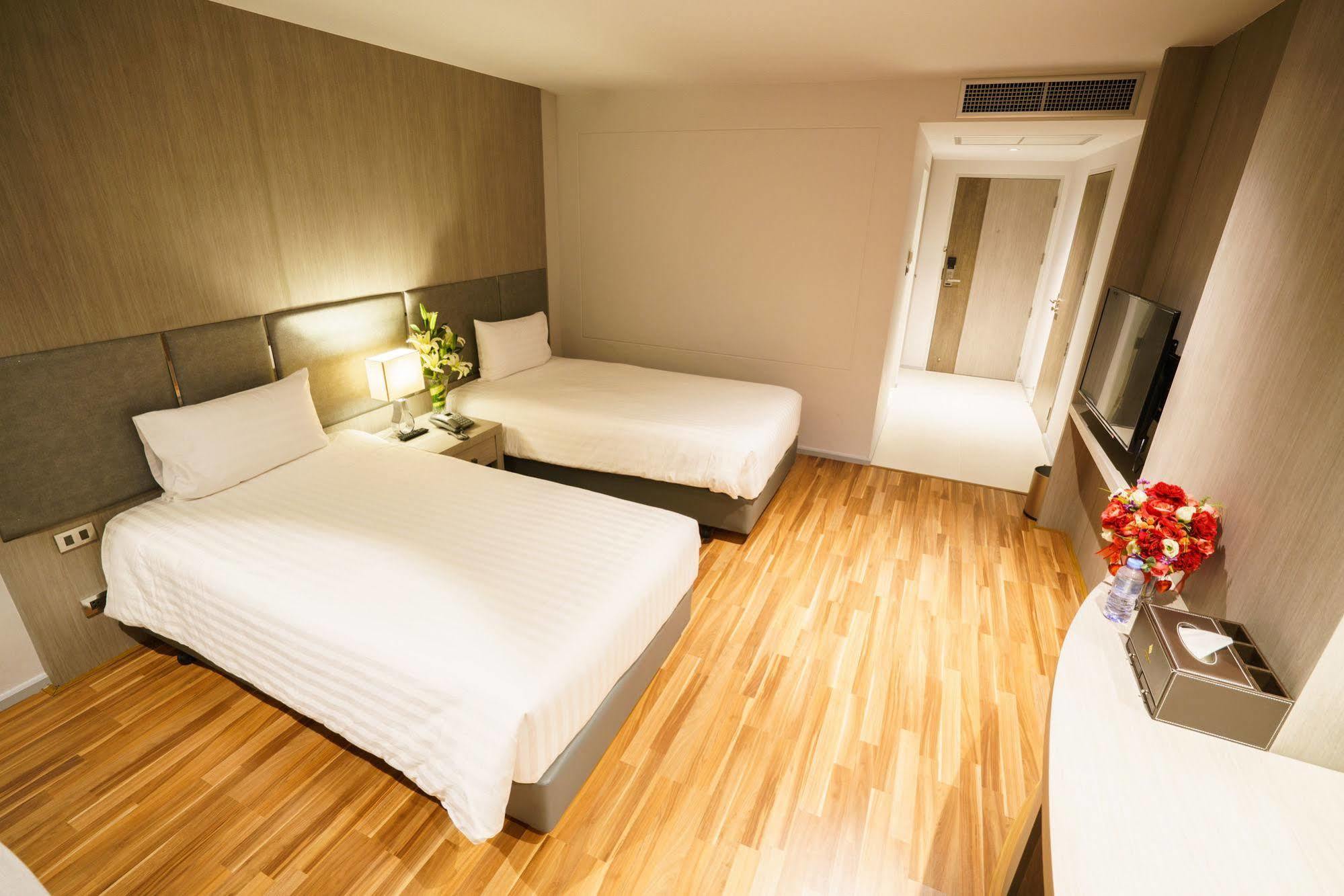 New Season Square Hotel Hatjaj Kültér fotó