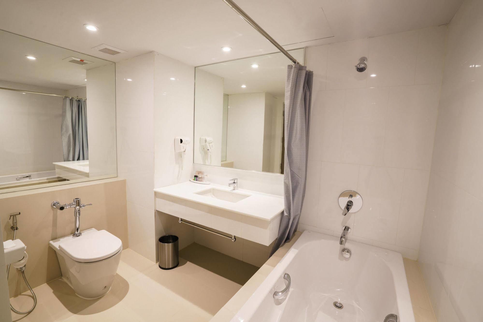 New Season Square Hotel Hatjaj Kültér fotó