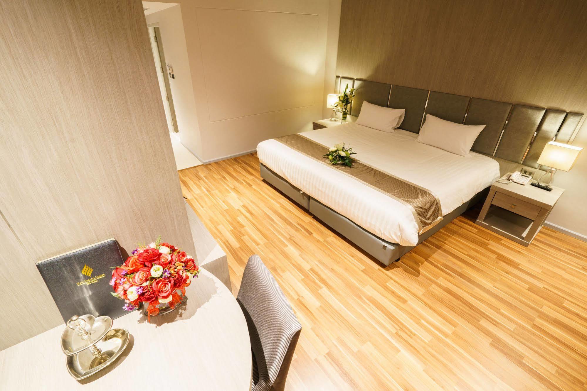 New Season Square Hotel Hatjaj Kültér fotó