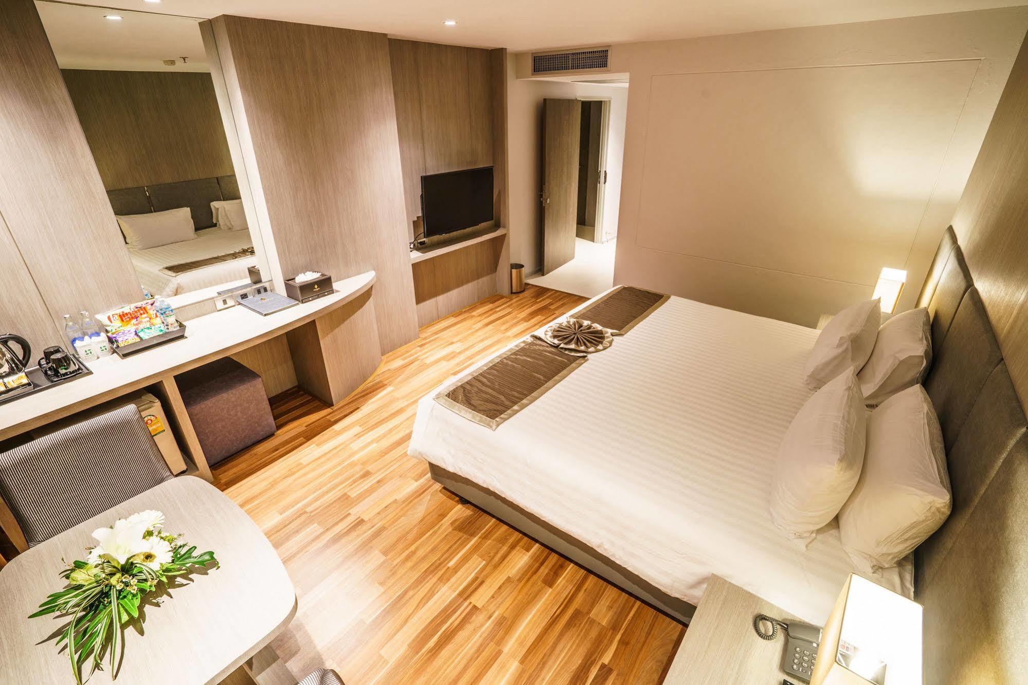 New Season Square Hotel Hatjaj Kültér fotó