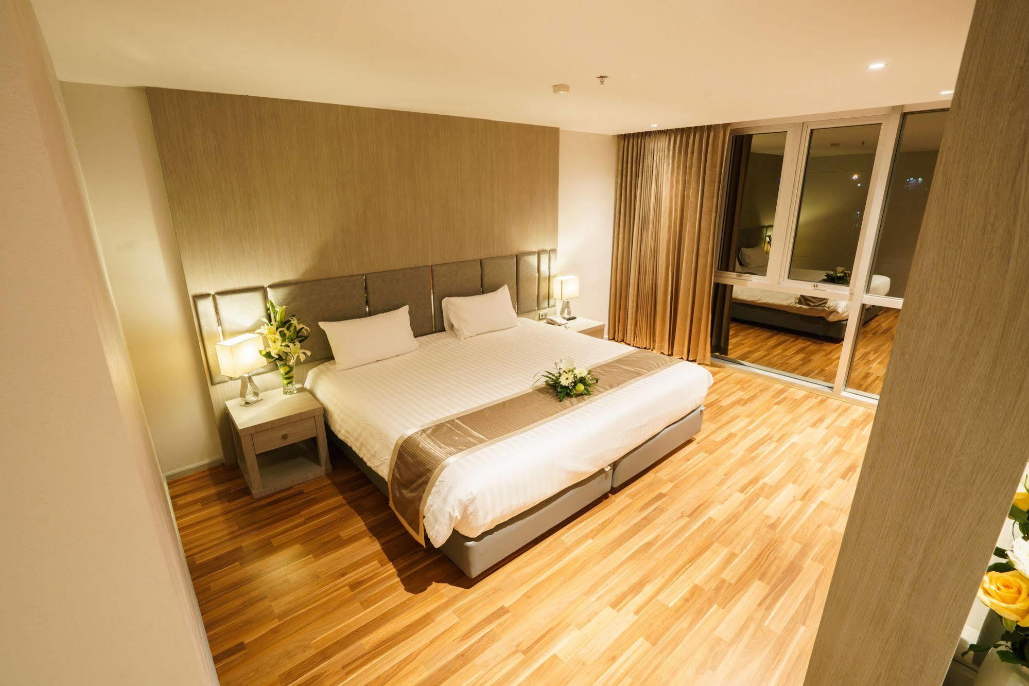 New Season Square Hotel Hatjaj Kültér fotó