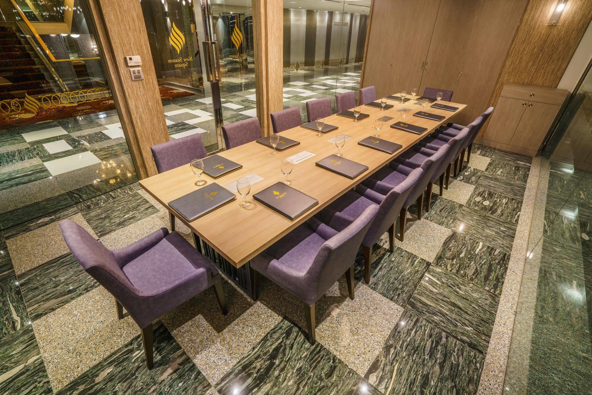 New Season Square Hotel Hatjaj Kültér fotó