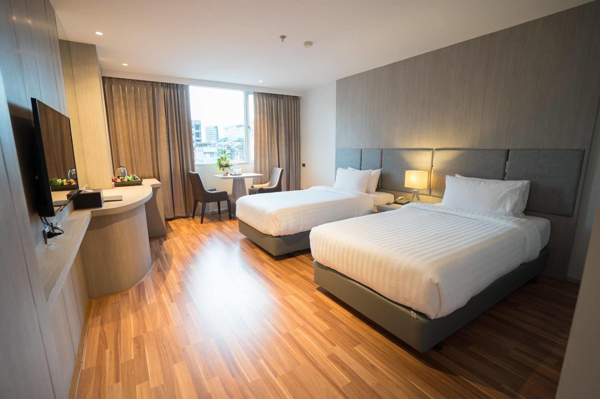 New Season Square Hotel Hatjaj Kültér fotó
