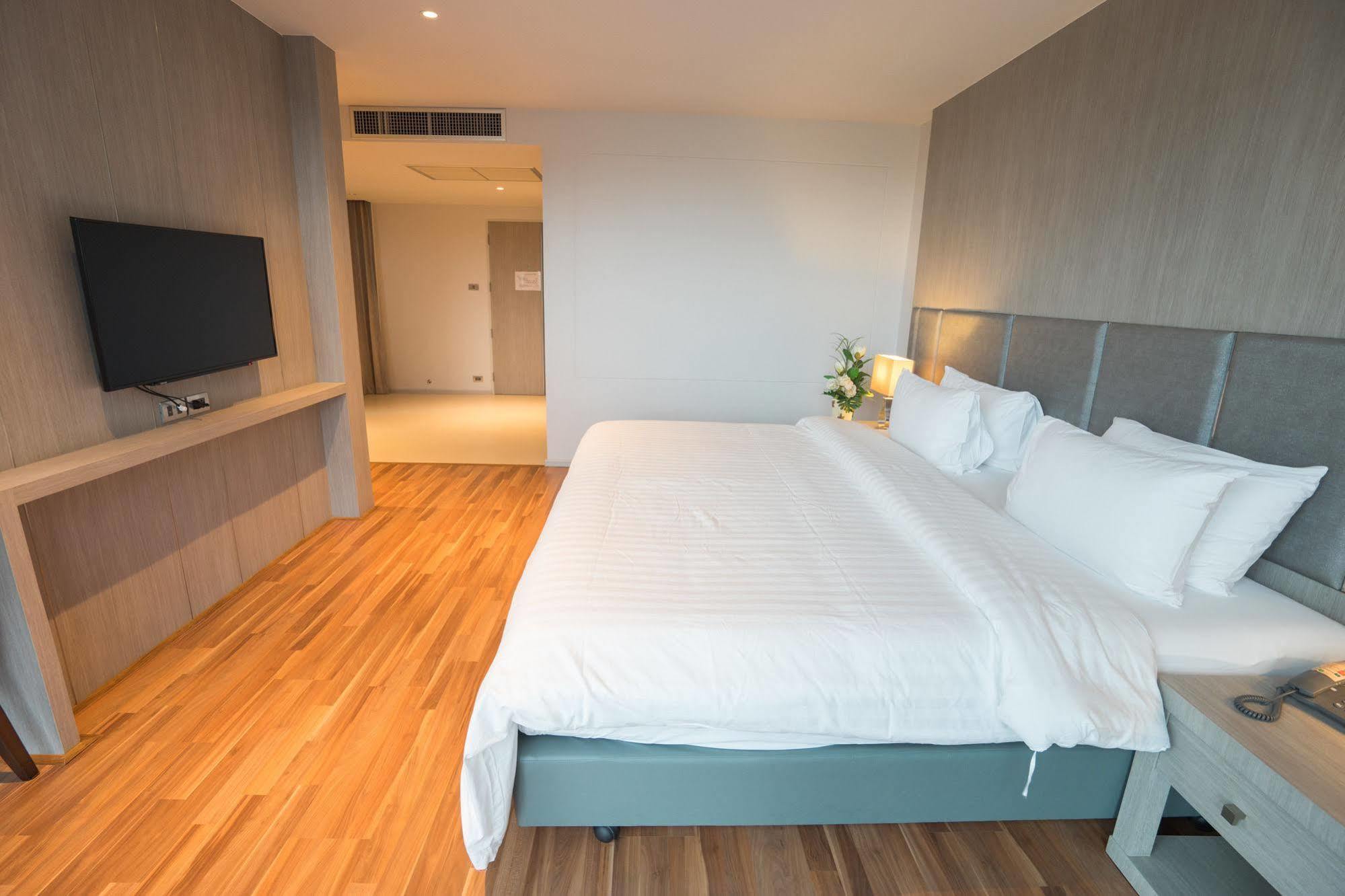 New Season Square Hotel Hatjaj Kültér fotó