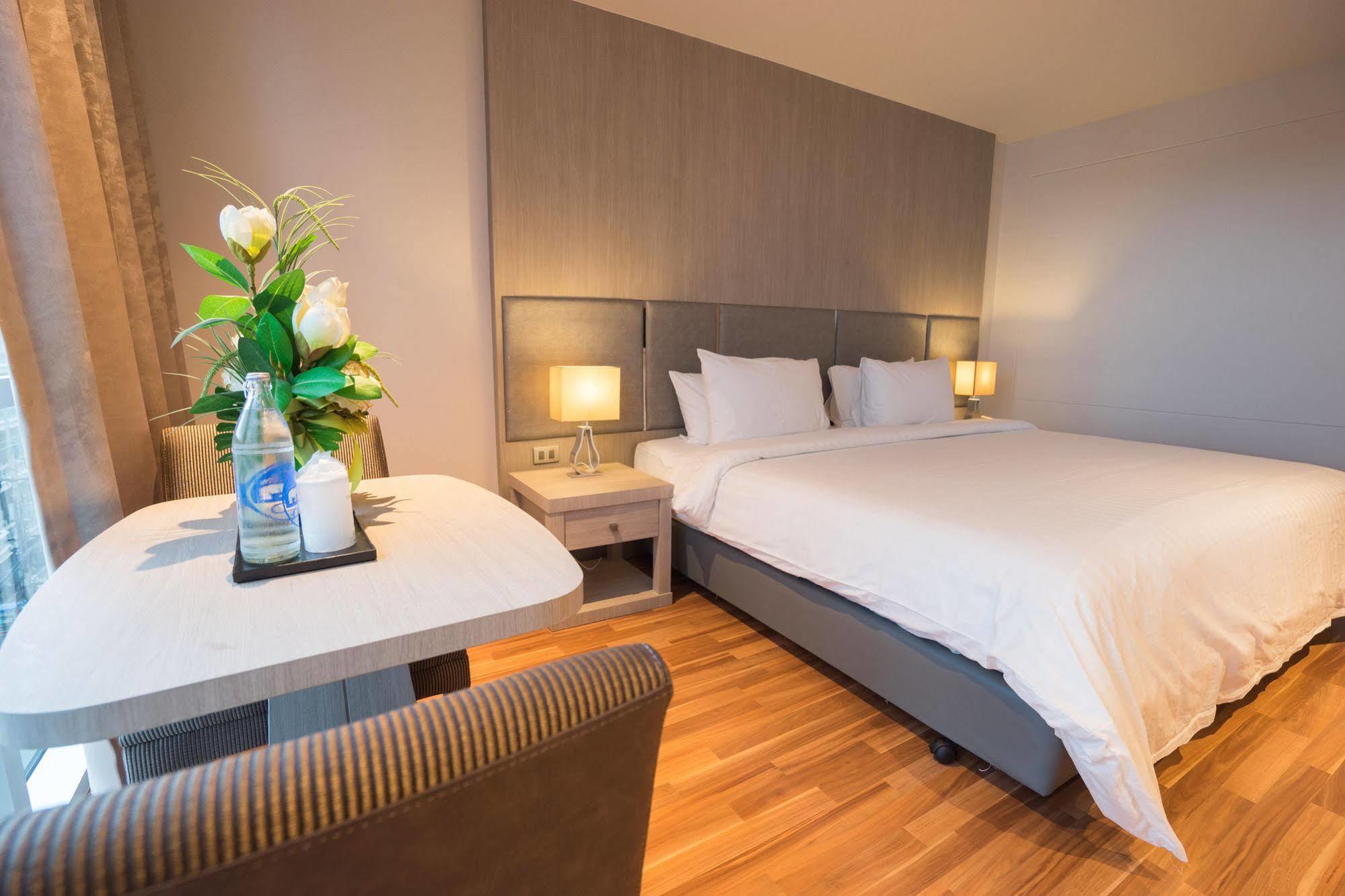 New Season Square Hotel Hatjaj Kültér fotó