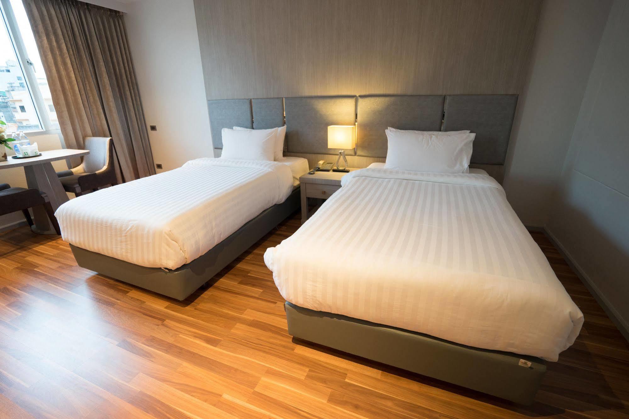New Season Square Hotel Hatjaj Kültér fotó