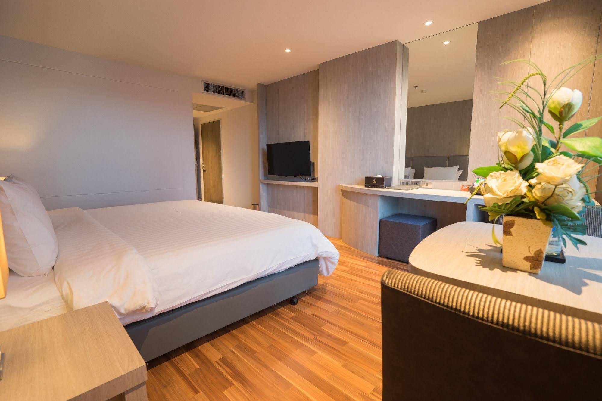 New Season Square Hotel Hatjaj Kültér fotó