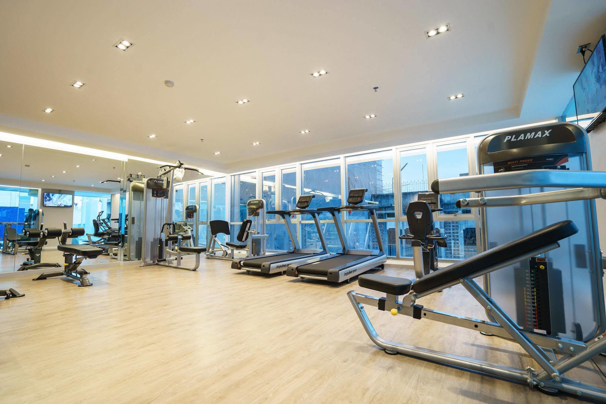 New Season Square Hotel Hatjaj Kültér fotó